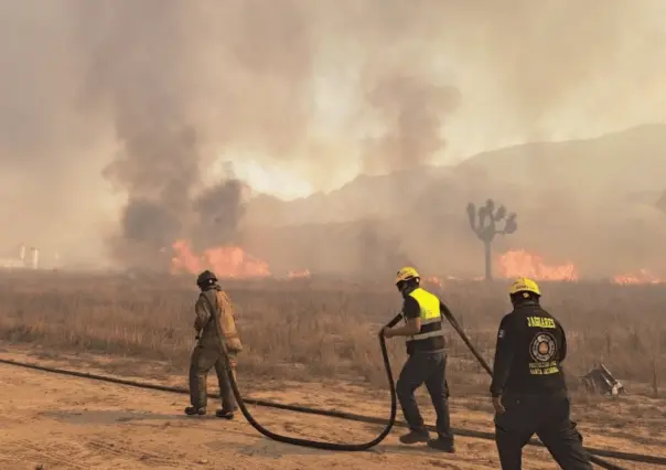 Combaten incendios en Santa Catarina; evacúan área industrial y sector habitacional