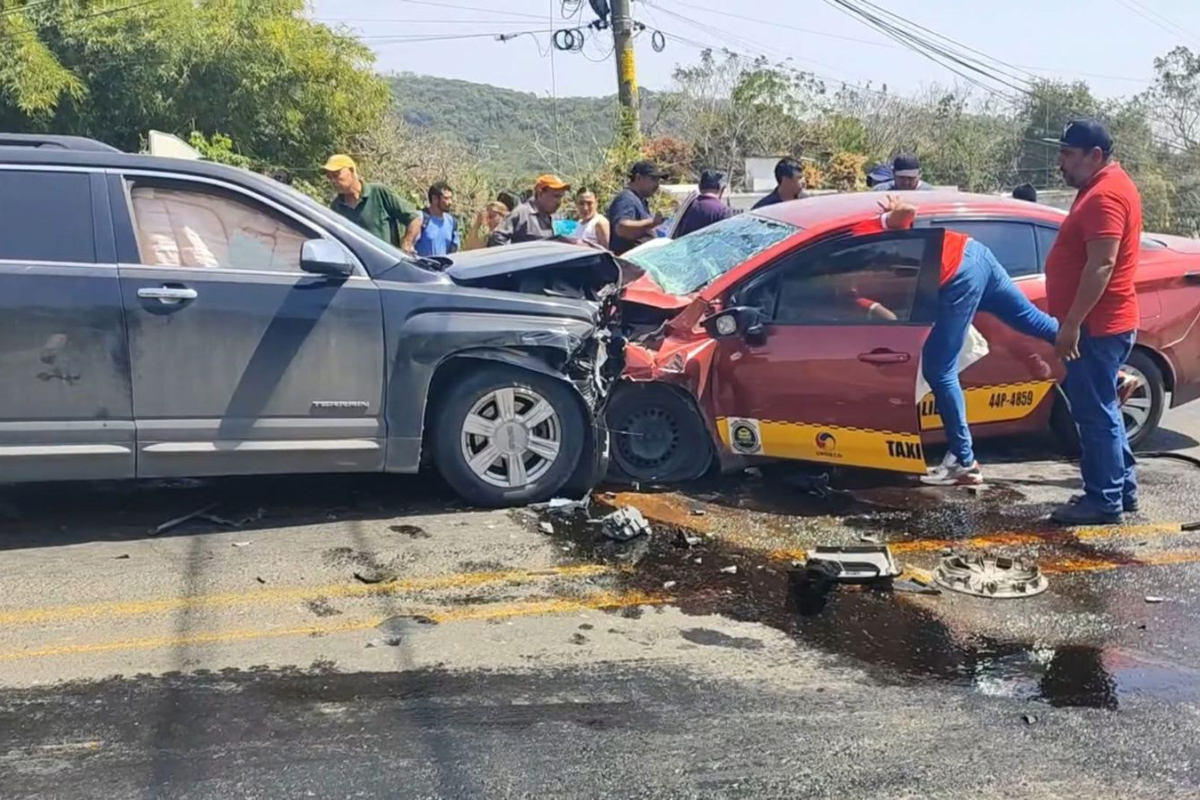 En el accidente participaron una camioneta y un taxi. Foto: Axel Hassel