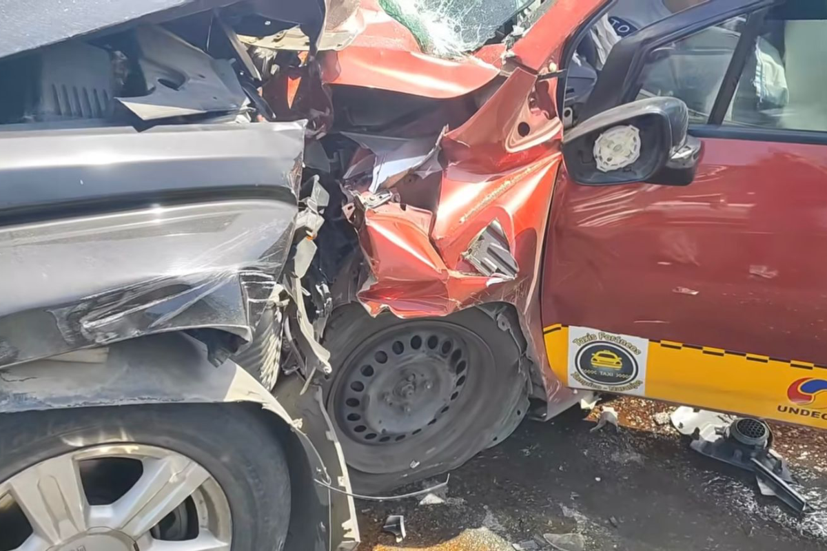 El conductor del taxi perdió la vida en el lugar. Foto: Axel Hassel