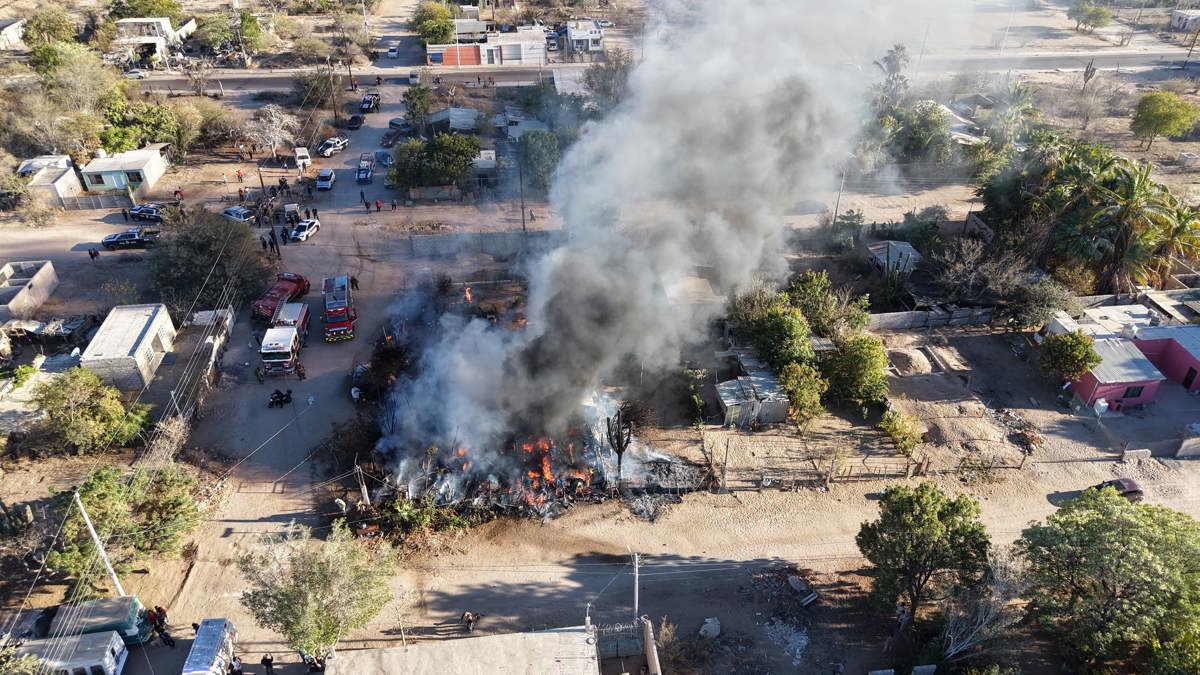 Voraz incendio en la colonia Calafia en la ciudad de La Paz. Foto: Kique Viveros.