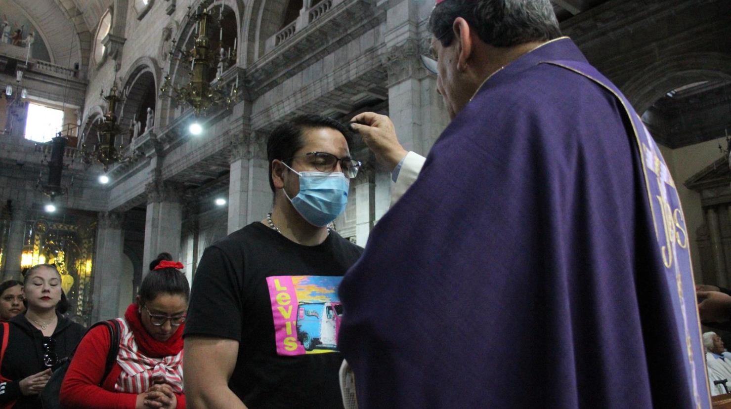 Padre dando ceniza. Foto: Alberto Dzib