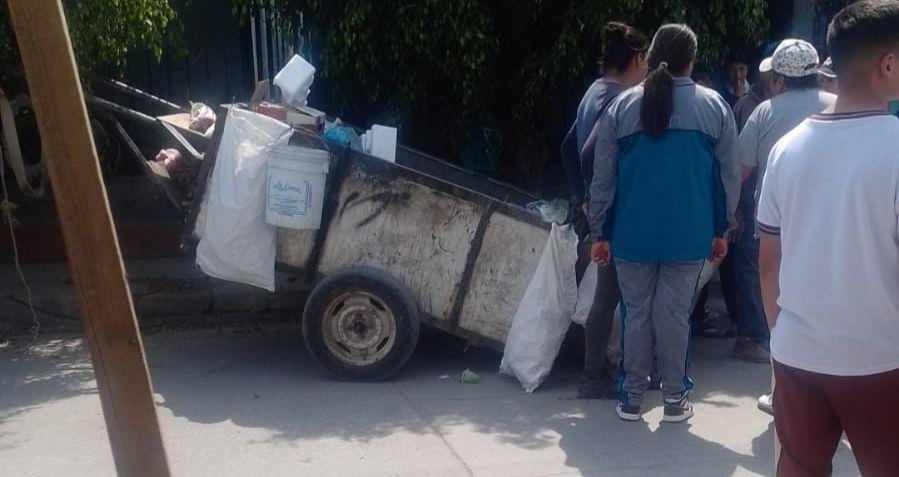 Una persona dedicada a peinar basura en control al feto en una carretera. Foto: Fernando Cruz