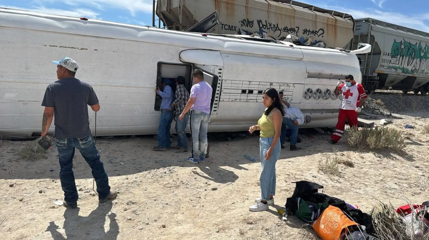 Los pasajeros con lesiones de mayor gravedad fueron trasladados a la Clínica 7 del IMSS en Monclova, mientras que otros recibieron atención en hospitales de Cuatro Ciénegas./Foto: Redes Sociales