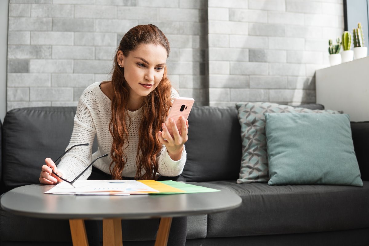 Reducir el celular mejora la salud mental, revelan investigadores austriacos. Foto: Canva