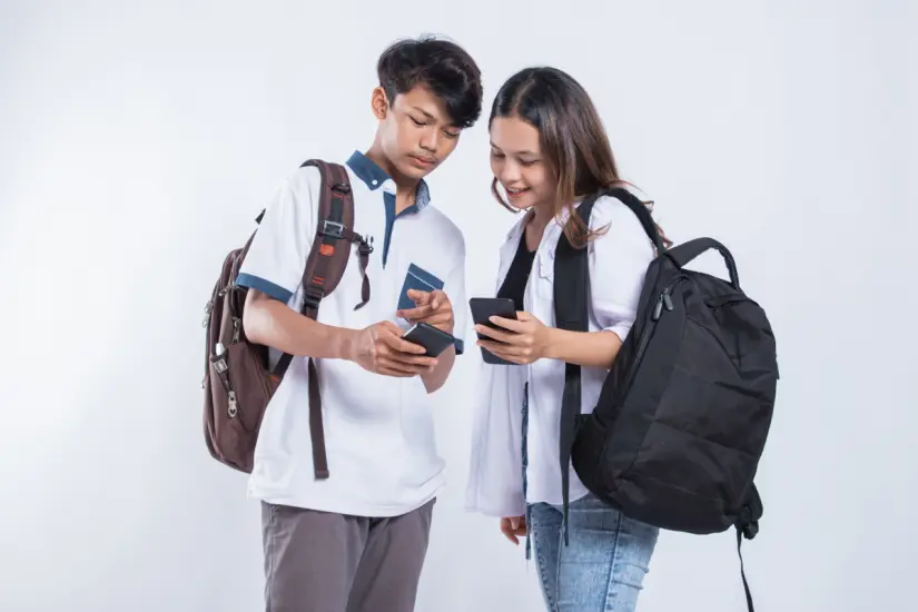 Estudios revelan que reducir el uso del celular beneficia nuestro bienestar. Foto: Canva