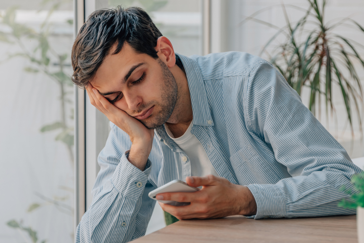 Investigadores hallan que disminuir el uso del celular es clave para reducir síntomas depresivos. Foto: Canva