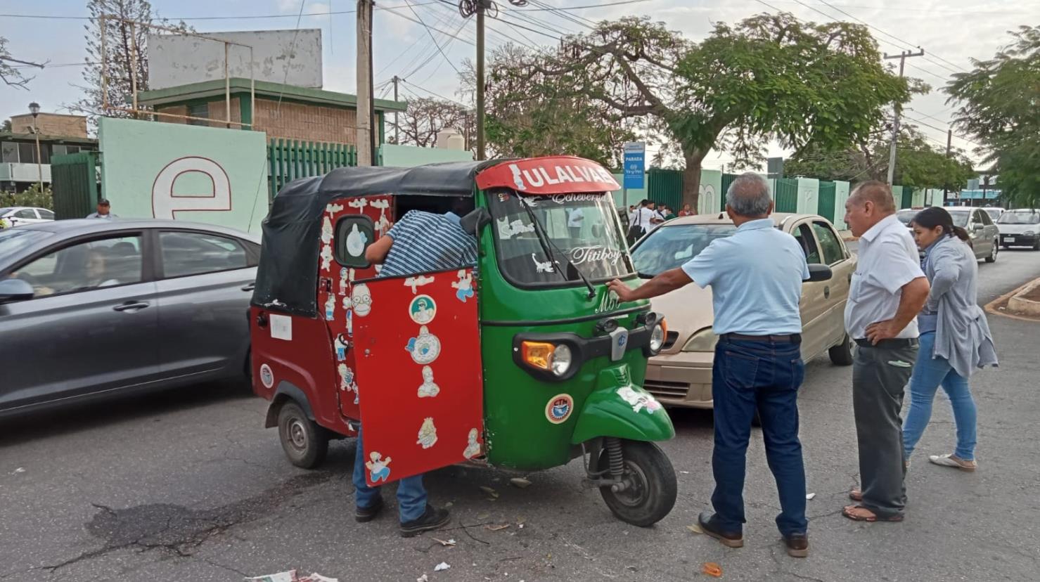 Un accidente se registró la mañana de este jueves cerca del  Fraccionamiento del Parque que involucró a un auto y un mototaxi.- Fuente Eco Yucatán