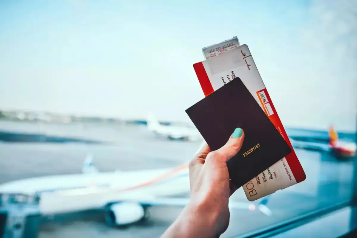 Boleto de avión y pasaporte. Foto: Freepik