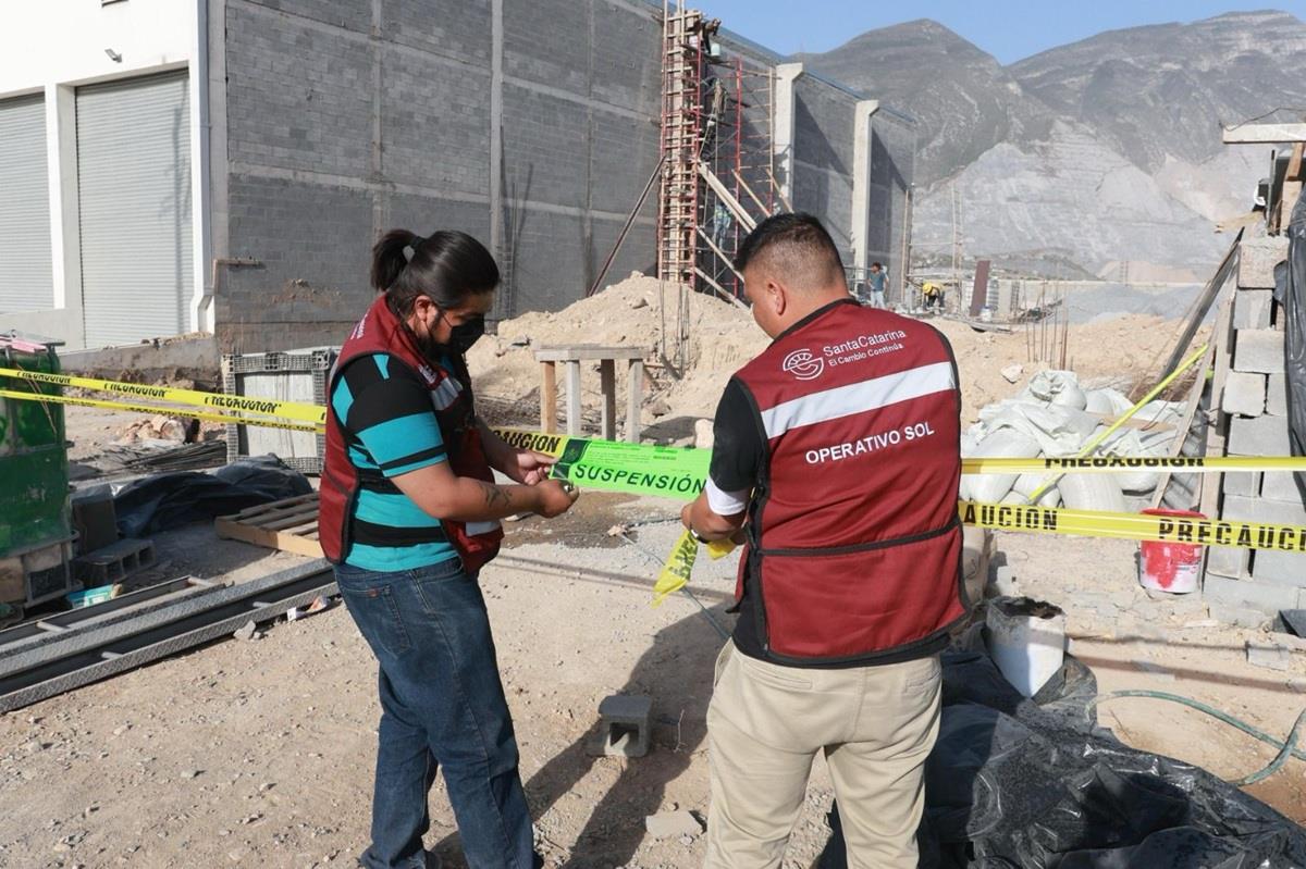 Personal de la Secretaría de Sustentabilidad y Movilidad Urbana de Santa Catarina suspende una obra en construcción debido a la contingencia ambiental.   Foto: Gobierno de Santa Catarina