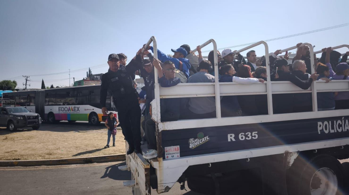 Después de varias horas de bloqueo, los manifestantes en Ecatepec acordaron con el gobierno municipal abrir la vialidad. Imagen: Cortesía