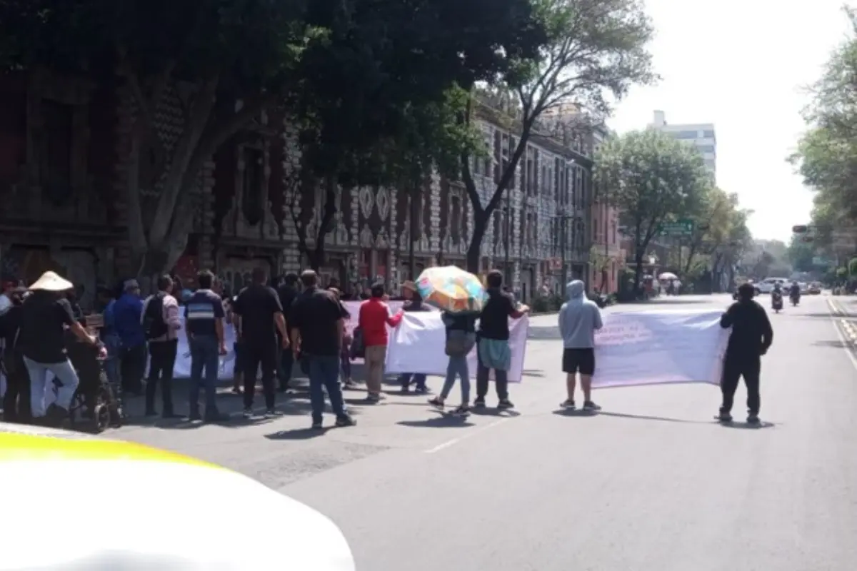 Manifestantes en Av. Bucareli entre Atenas y General Prim en CDMX. Foto: X (@OVIALCDMX)