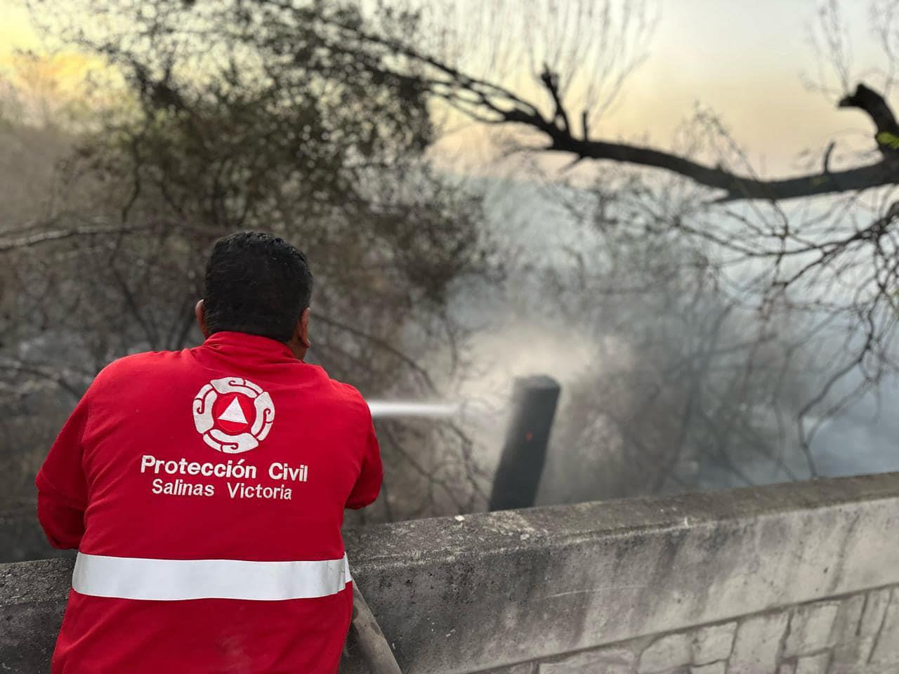 Uno de los rescatistas de Protección Civil de Salinas Victoria atendiendo uno de los 19 incendios que ha habido en el municipio. Foto: Raúl Cantú.