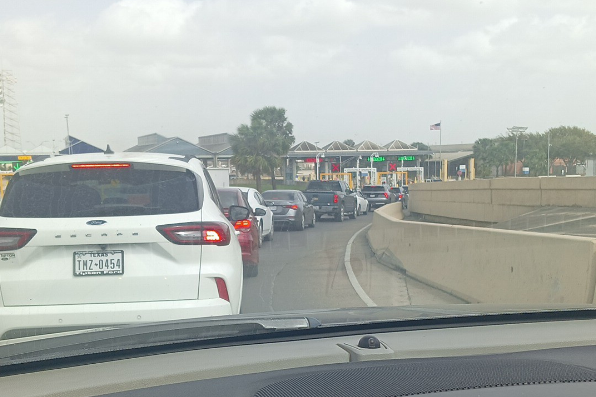 Los principales cruces fronterizos entre México y Estados Unidos registran largos tiempos de espera y disponibilidad limitada de casetas, afectando a miles de viajeros que transitan diariamente por la zona. Foto: Redes sociales