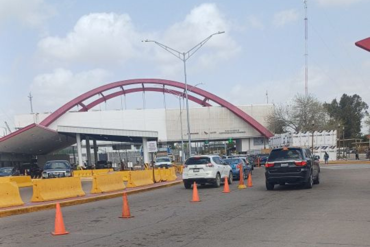 Los principales cruces fronterizos entre México y Estados Unidos registran largos tiempos de espera y disponibilidad limitada de casetas, afectando a miles de viajeros que transitan diariamente por la zona. Foto: Redes sociales