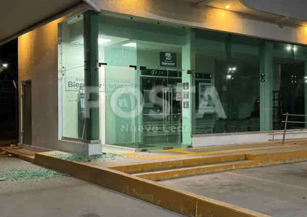 ¿Vandalismo o el viento? Cajero en Guadalupe sufre daños en su puerta de cristal