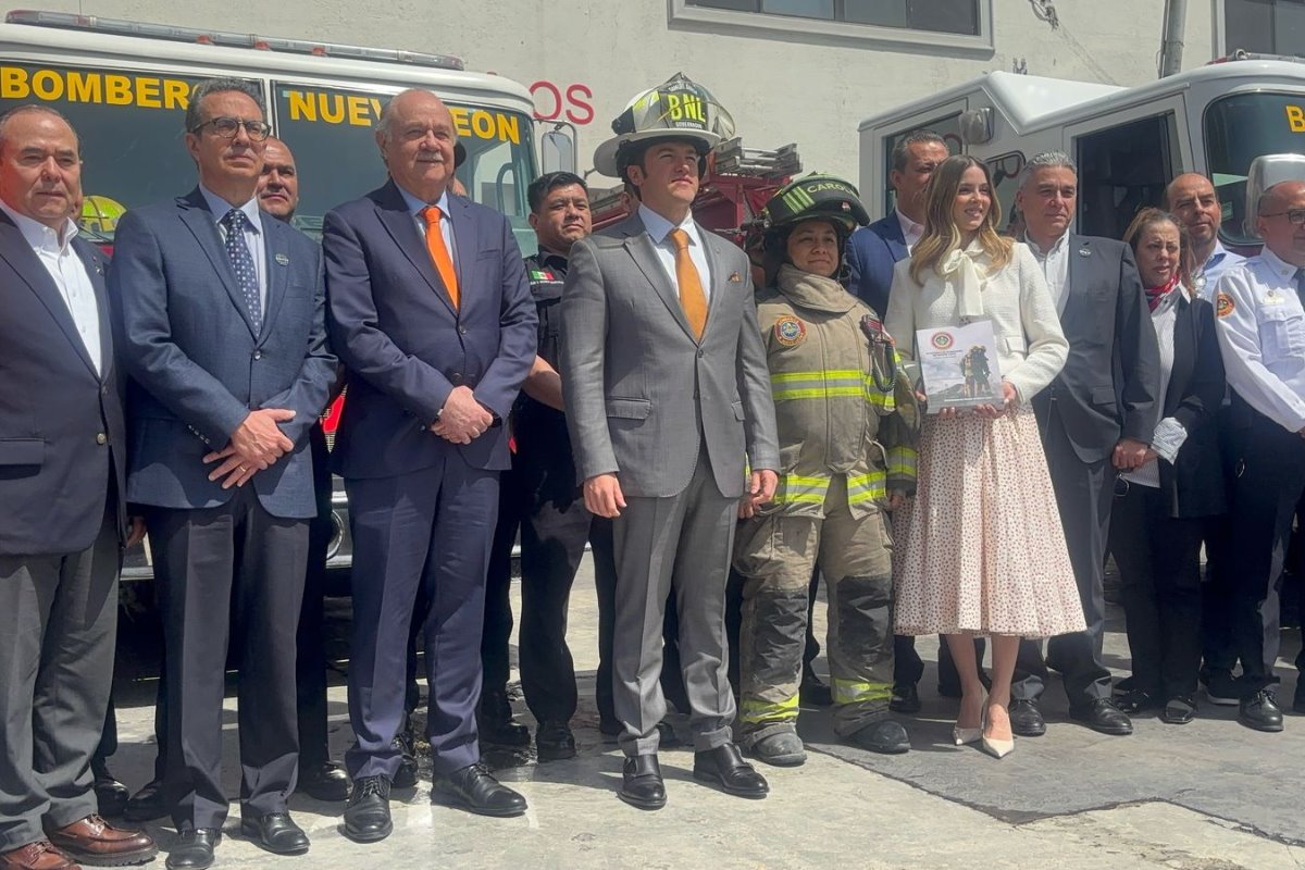 El gobernador, Samuel García, anunció el aumento de 50 millones de pesos para Bomberos de Nuevo León/Foto: Vianney Carrera