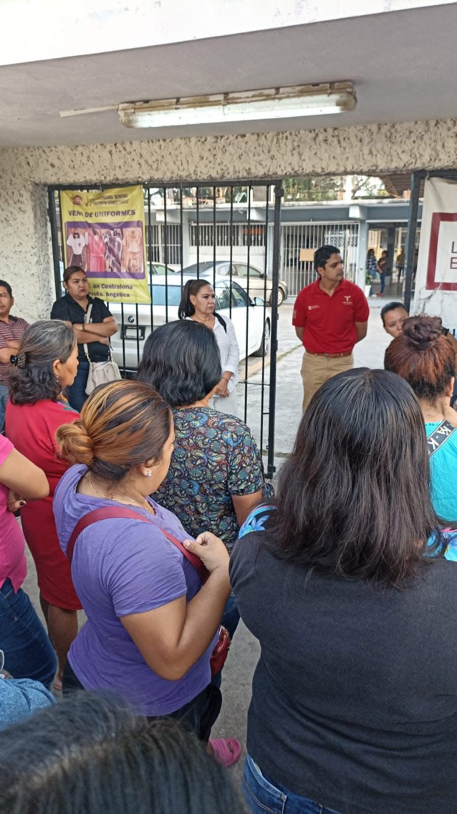 Padres de familia en secundaria. Foto: Redes Sociales