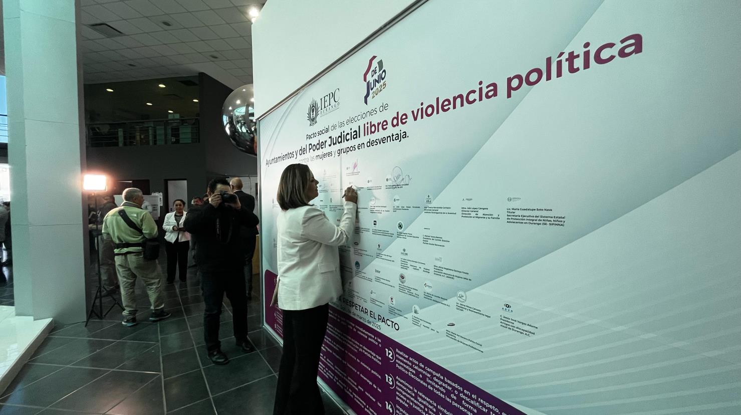 Se pronuncian en contra la violencia política a mujeres y grupos vulnerables en el IEPC. Foto: Alejandro Ávila