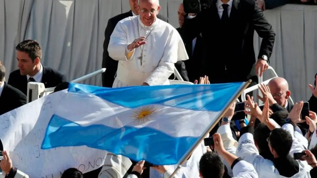Los argentinos recuerdan al Papa Francisco cuando solo era el Padre Jorge