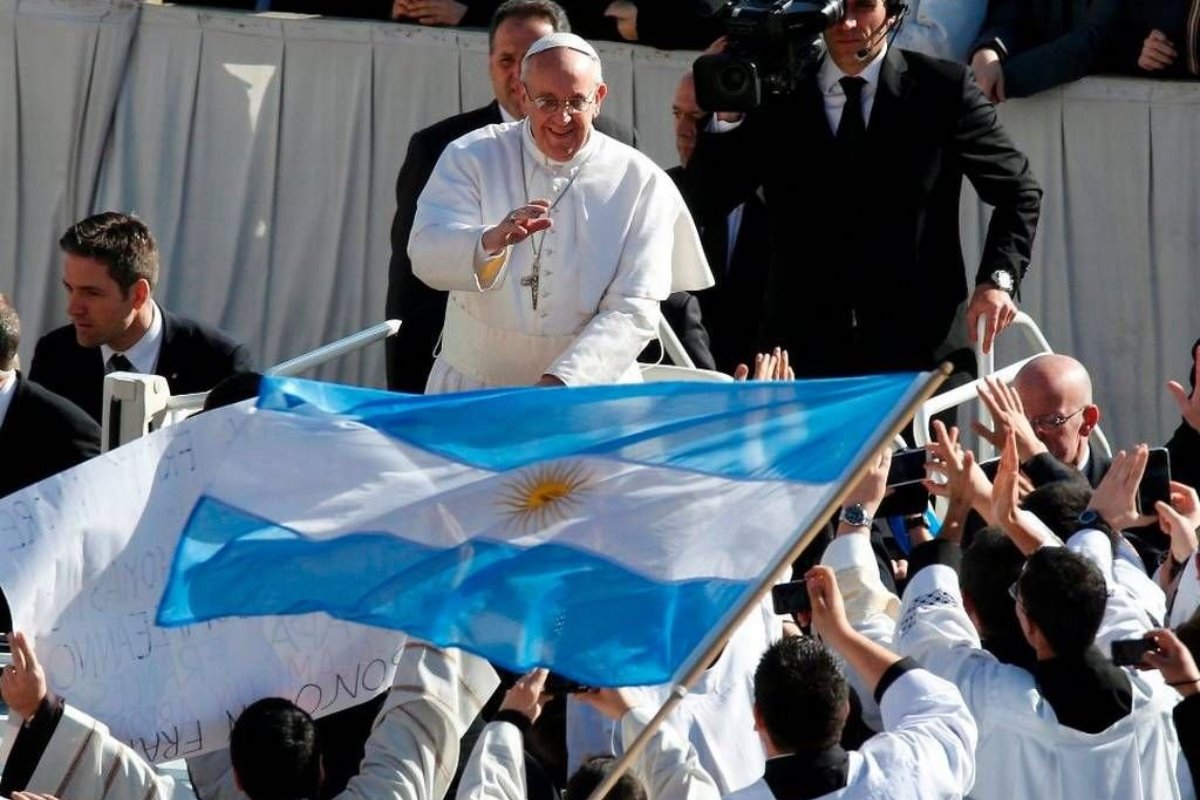 Fieles argentinos saludan al Papa Francisco. Créditos: X (@MatiAromi).