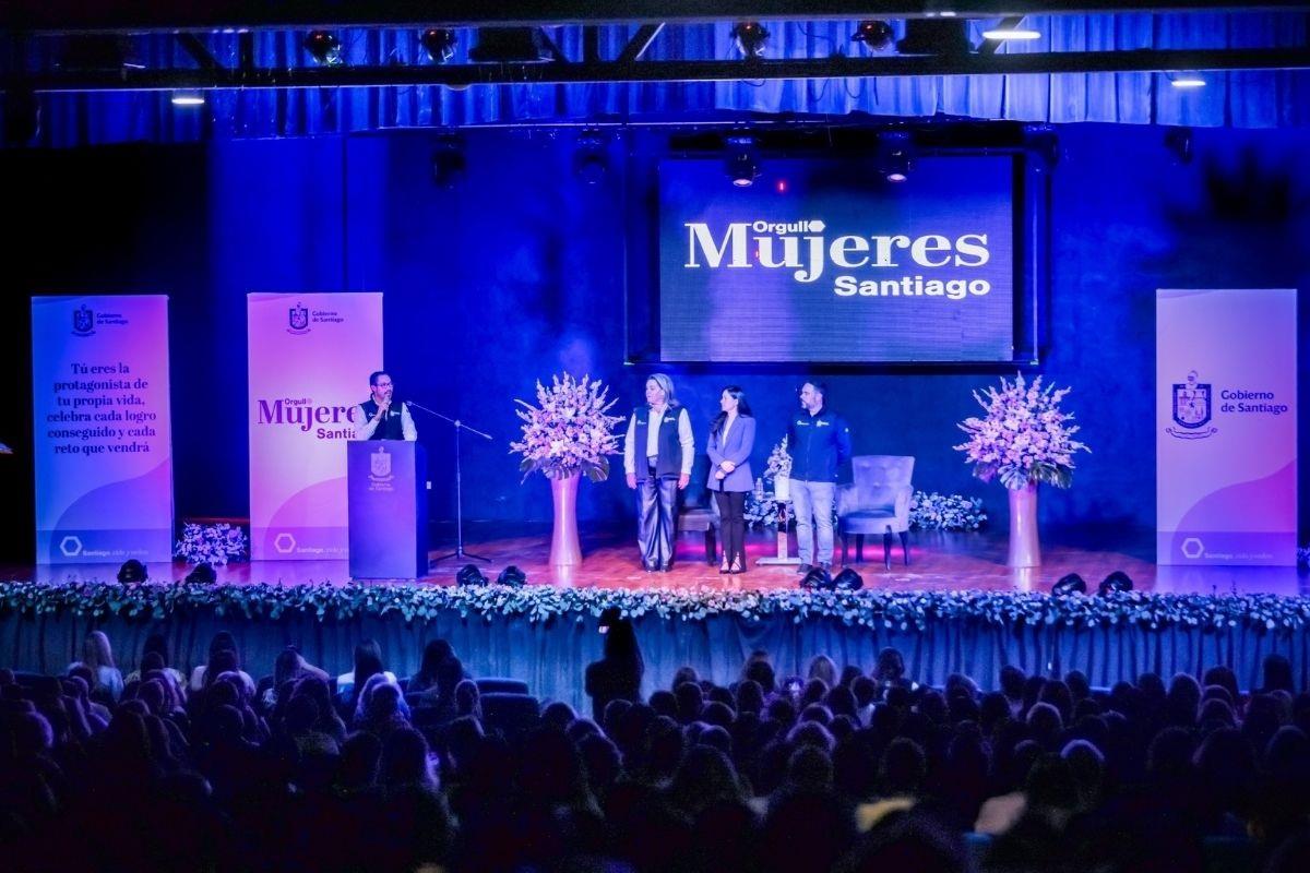 El alcalde de Santiago, David de la Peña, durante su participación en la conferencia magistral por el Día Internacional de la Mujer. Foto: Gobierno de Santiago