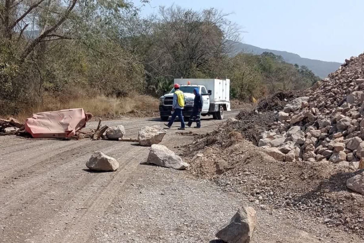 Campesinos de diferentes comunidades de Ocampo, Tamaulipas, decidieron bloquear el paso a la constructora HYCSA. Foto: Redes Sociales