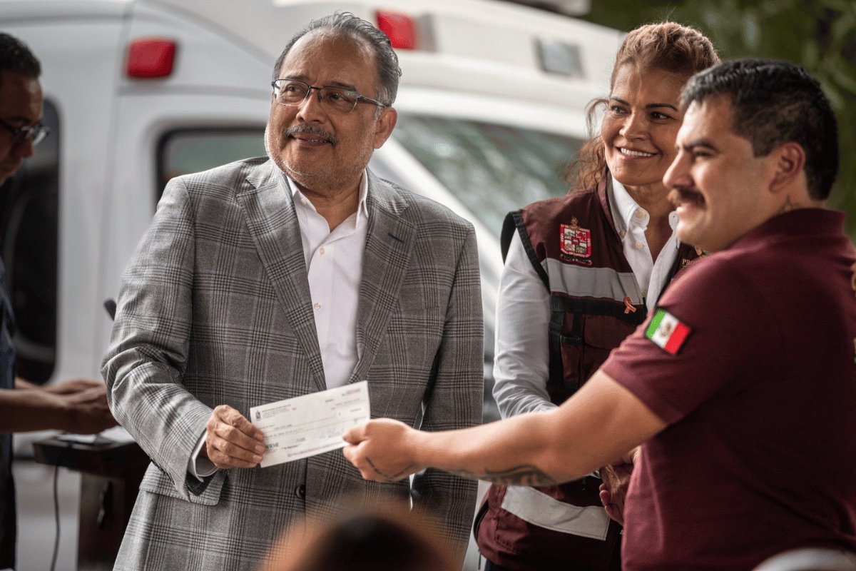 En reconocimiento a su labor, los elementos de Bomberos de Nuevo León y Protección Civil Municipal recibieron un homenaje y diversos incentivos económicos. Foto: Gobierno de Escobedo.