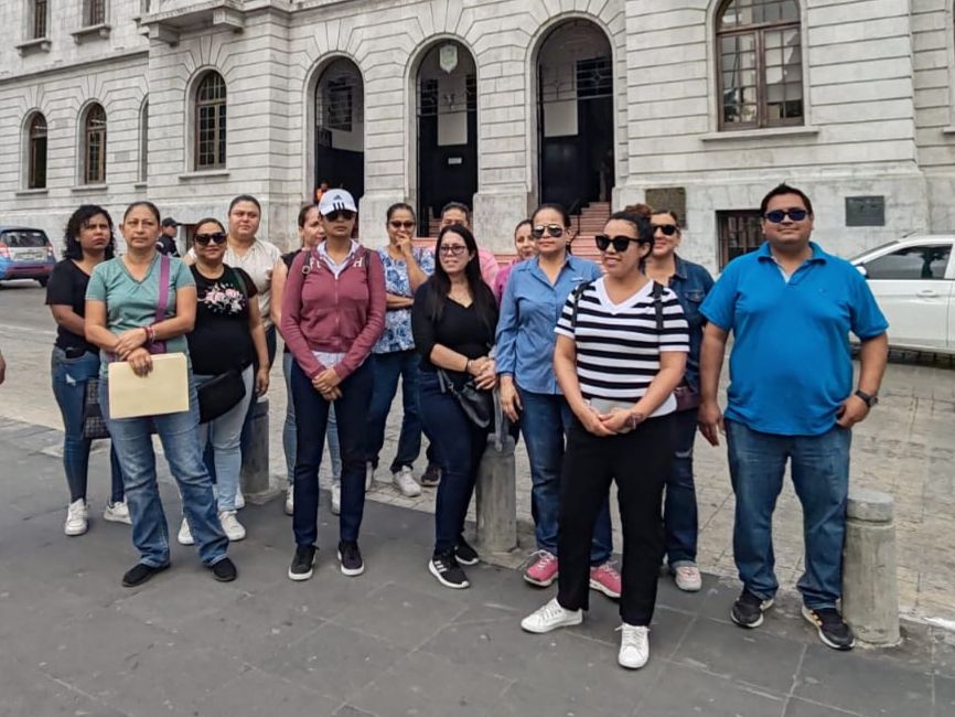 Padres de familia de la Escuela Municipal de Fútbol de Tampico se manifestaron en la Plaza de Armas para expresar su inconformidad por los recientes aumentos en los cobros. Foto: Axel Hassel