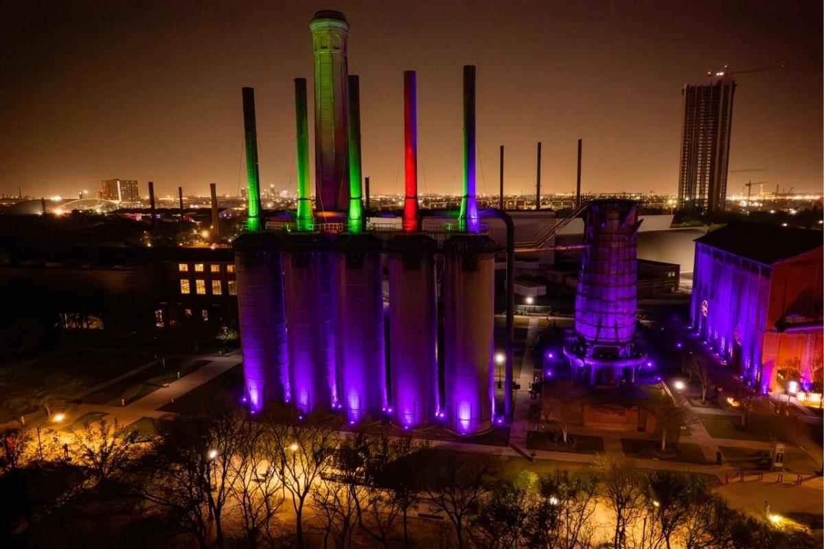 Parque Fundidora ilumina chimeneas por el 8M. Foto: Prensa Parque Fundidora