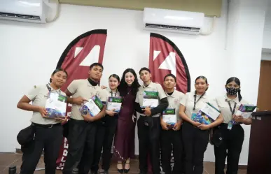 General Zuazua entrega apoyos de libros a estudiantes de Colegios Militarizados