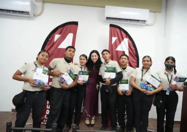 General Zuazua entrega apoyos de libros a estudiantes de Colegios Militarizados