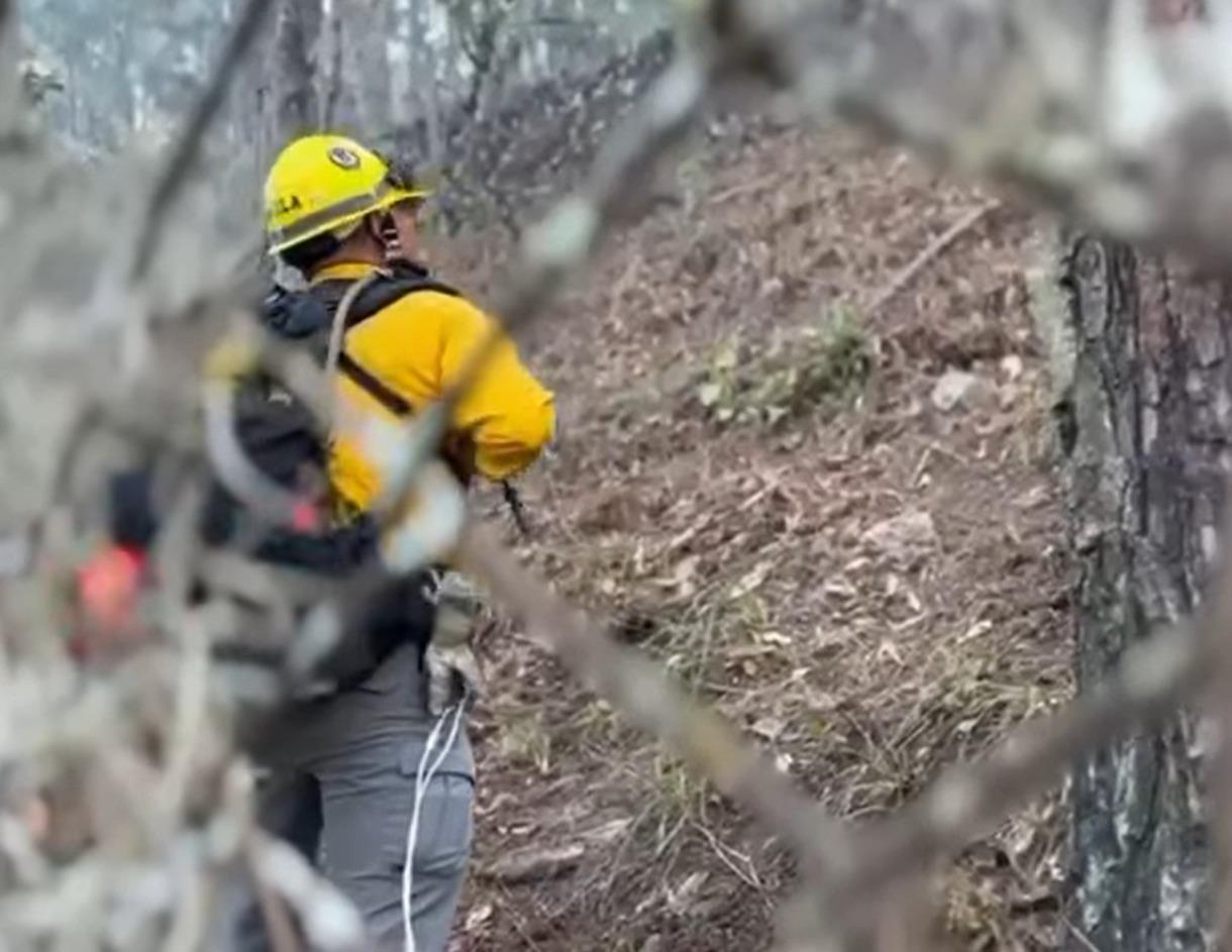 Rescatista de Protección Civil de Santiago atendiendo el incendio en la Sierra de Santiago. Foto: Protección Civil de Nuevo León.