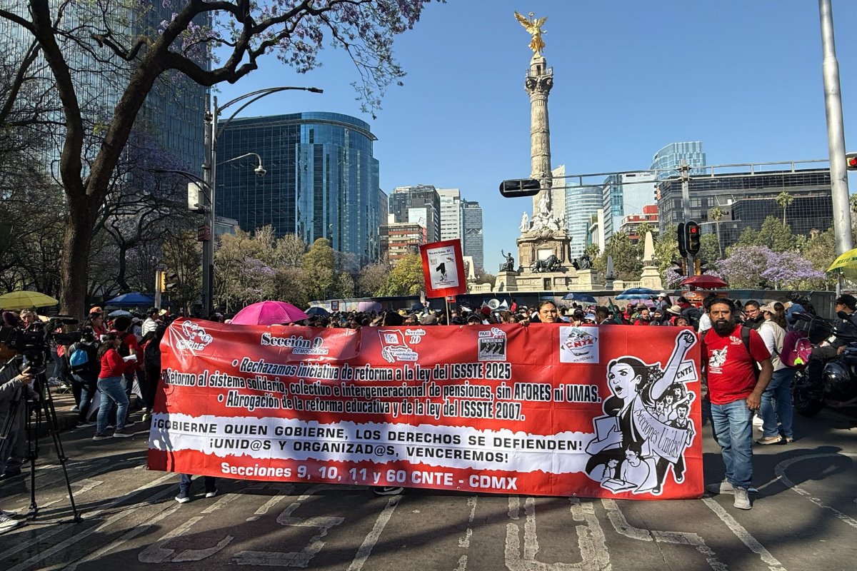 Manifestantes del SNTE y la CNTE sobre Paseo de la Reforma en CDMX.    Foto: Ramón Ramírez