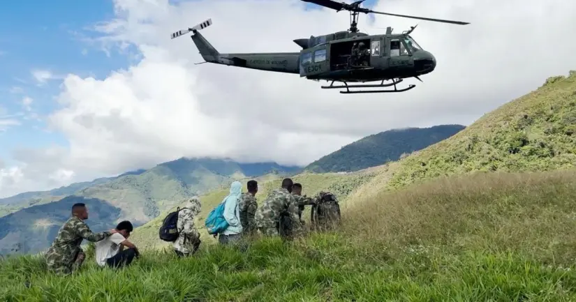 Elementos de la Operación Perseo en El Plateado, en Argelia, Cauca liberaron a dos menores de edad forzados al crimen organizado en diciembre de 2024. Créditos: X (@mindefensa). 