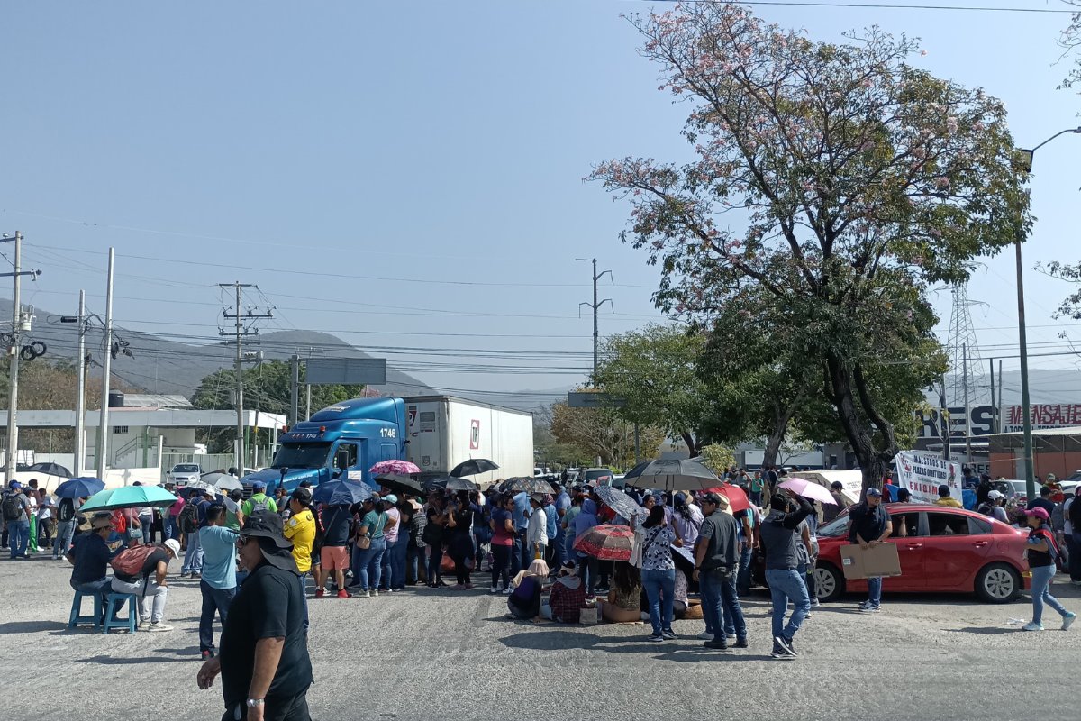 Los maestros inconformes con la Ley del Issste bloquearon durante 14 horas los principales accesos a  Tuxtla Gutiérrez. Foto: María Inés Muñoz