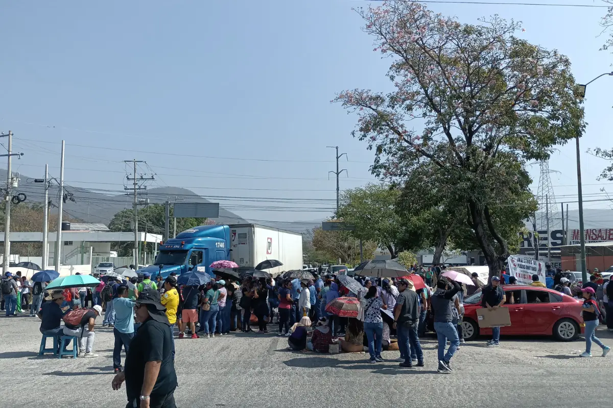 Los maestros inconformes con la Ley del Issste bloquearon durante 14 horas los principales accesos a Tuxtla Gutiérrez. Foto: María Inés Muñoz