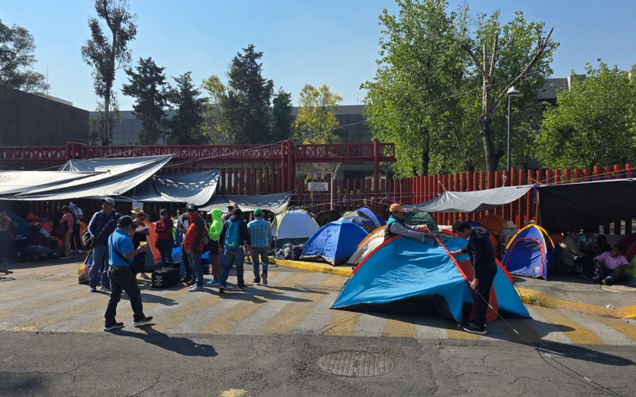 Miembros de la SNTE y el CNTE protestando en CDMX Foto: Mario Flores