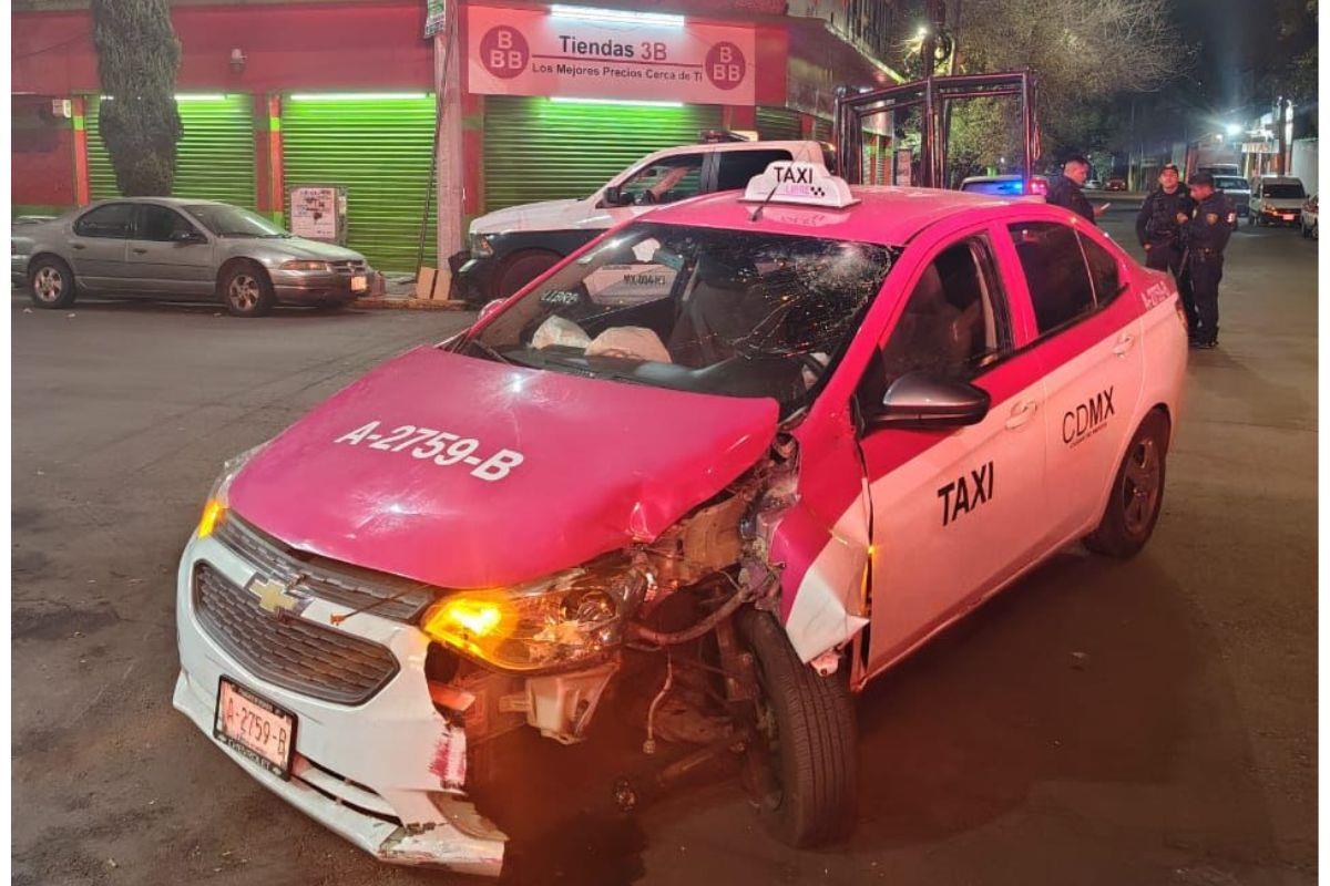 Taxi después de chocar contra banqueta I Foto: Ramón Ramírez