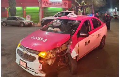 Taxista en estado de ebriedad choca contra banqueta y queda herido