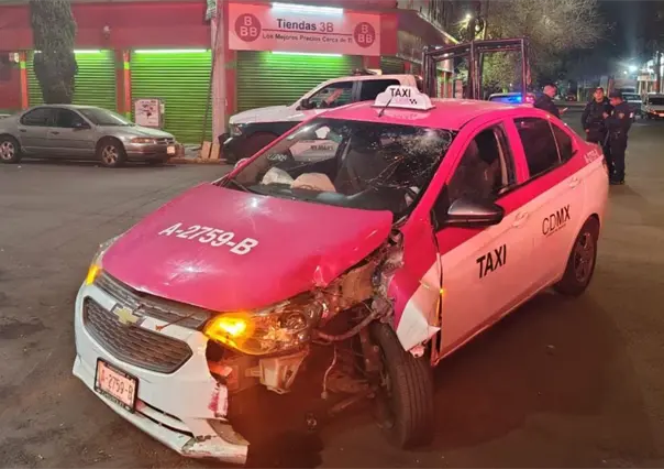 Taxista en estado de ebriedad choca contra banqueta y queda herido