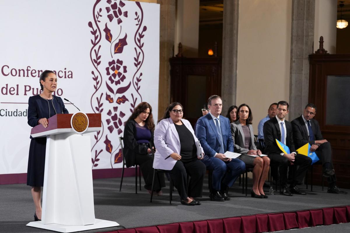 Claudia Sheinbaum y funcionarios. Foto: Enrique Pérez Huerta