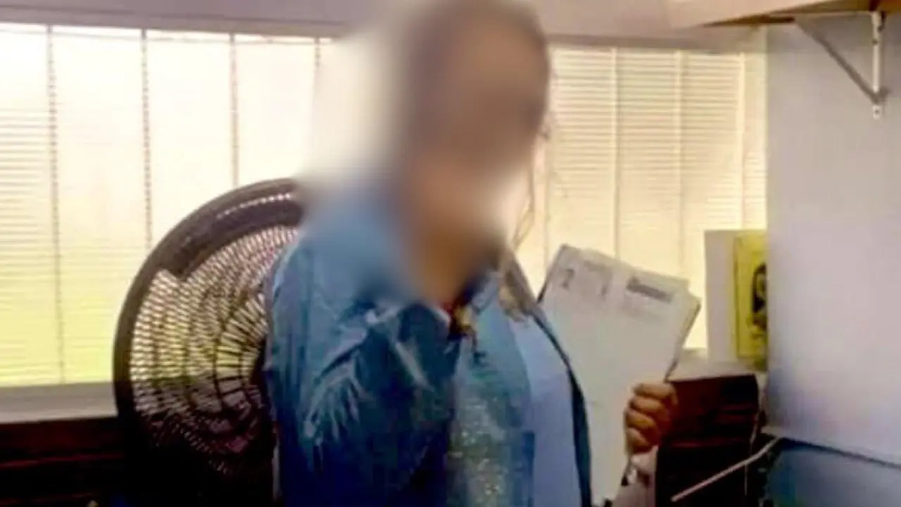 Denuncian a directora de primaria en Tultitlán por portar un arma en la escuela. Foto:  @revista_enfila