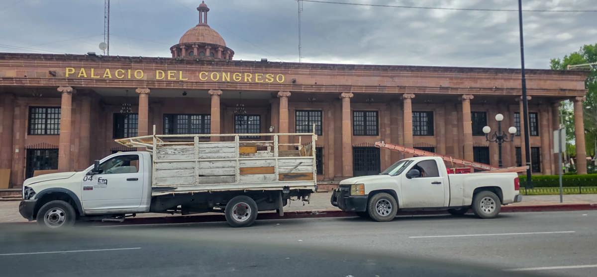 El edificio fue cubierto con piezas de cartón y tablas/ Foto: Leslie Delgado