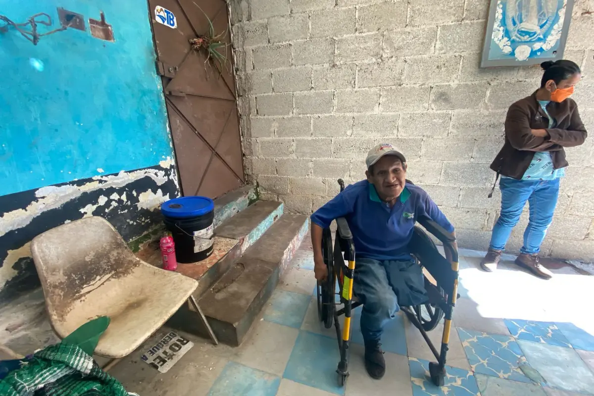 Carlos Conejo requiere apoyo para él y sus 20 perritos, no tiene como alimentarlos. Foto: Rosalinda Morales