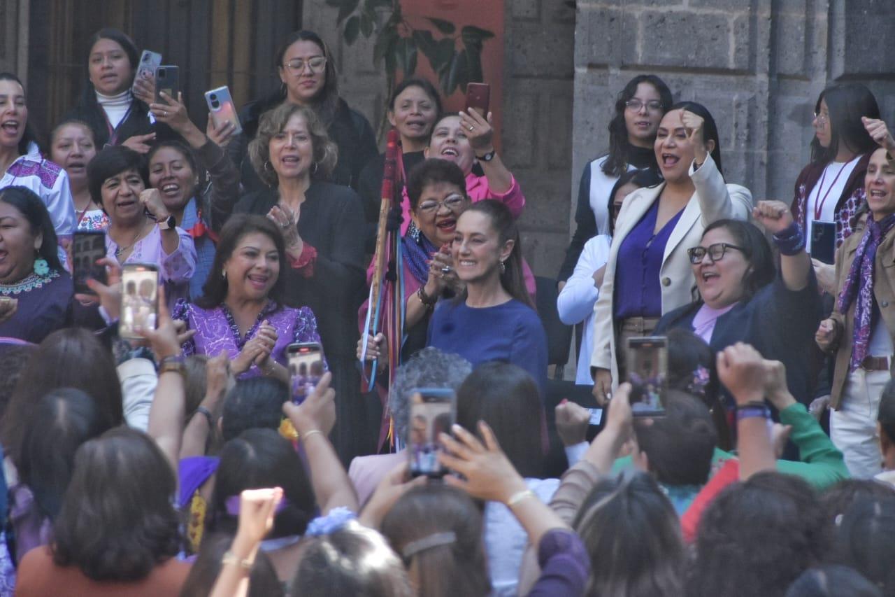 Claudia Sheinbaum y Clara Brugada en la conmemoración del Día Internacional de la Mujer en CDMX.   Foto: Enrique Pérez