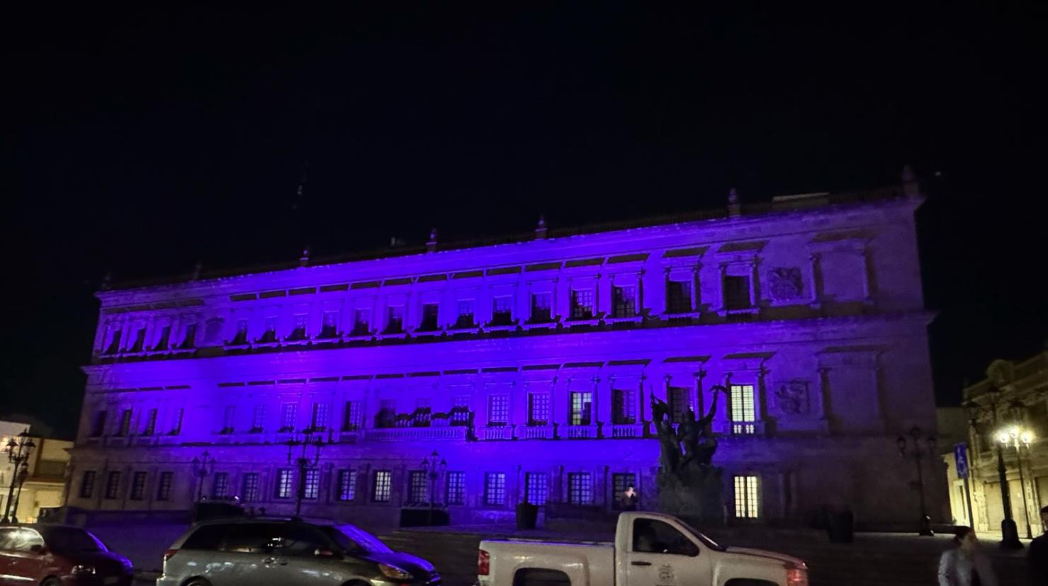 Así luce el Palacio de Gobierno en Saltillo iluminado de morado. (Fotografía: Víctor Martínez)