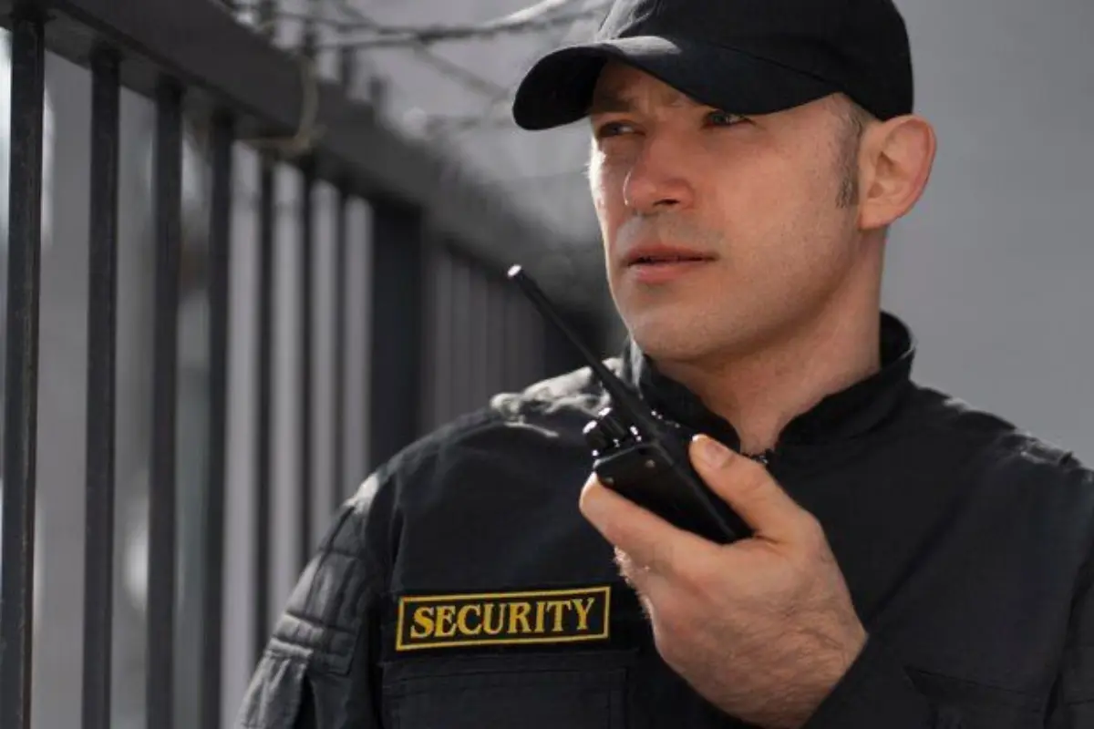 Policía llamando por radio. Foto: Freepik