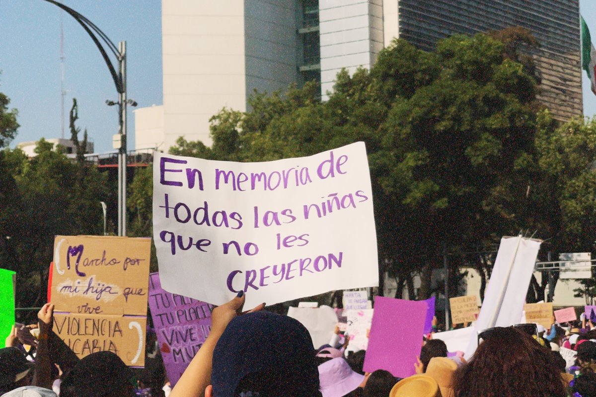 Integrantes de la Marcha 8M en Paseo de la Reforma de CDMX.   Foto: X (bymariaaguilar)