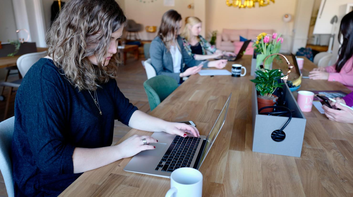 Mujeres trabajando en computadoras I Foto: Pexels