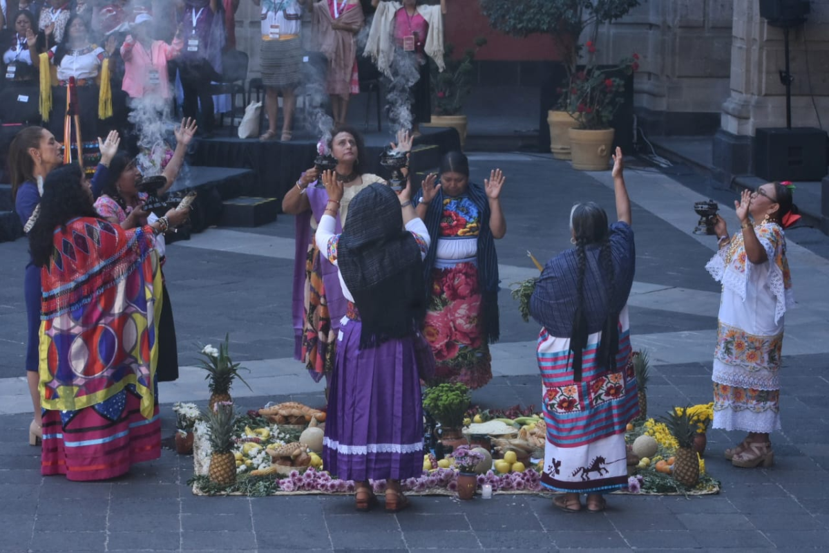 Ritual de purificación por mujeres indígenas y entrega de bastón de mando. Créditos: POSTA México/Enrique Pérez. 